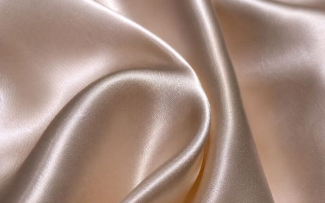 cách phân biệt lụa satin và latin qua bề mặt vải lụa satin cao cấp.