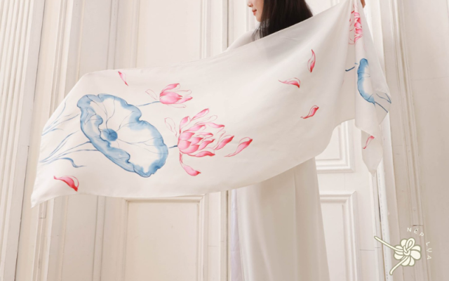 cách phối khăn lụa với áo dài