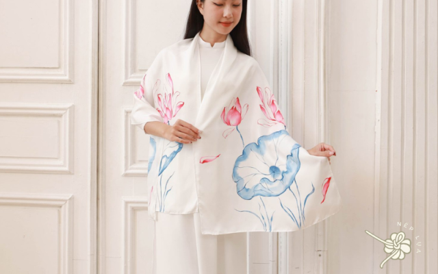 cách phối khăn lụa với áo dài